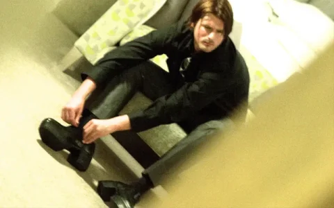 Tom-Cruise-wearing-heels.webp